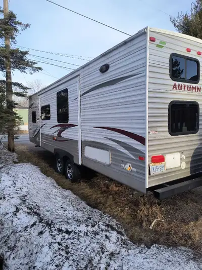 2014 Never used like new , tip out , parked at a site hardly used out of town all the time, been in...