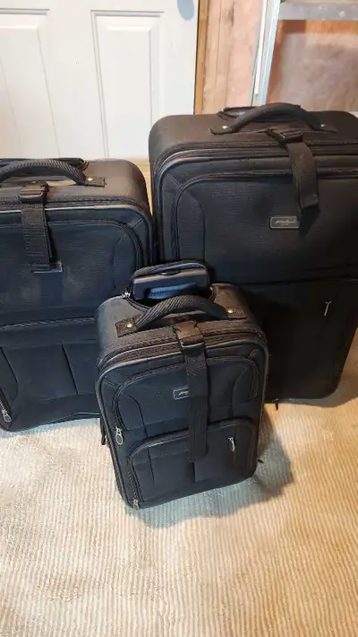 Luggage set of 3 pieces: 18", 25" & 28", View more