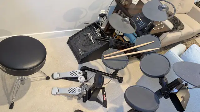 Yamaha Electronic Drumset c/w Roland amplifier in Drums & Percussion in Calgary - Image 9