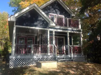 Freestanding cottage, at edge of Sparrow lake. This is a 1 bedroom cottage, upstairs, king bed, 5 pi...