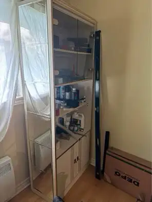 Armoire bibliothèque 2 portes en verre 2 portes melamine Plus 2 tablettes L’armoire sera vidée