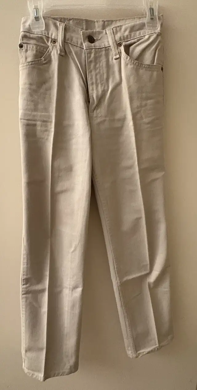 Levi's Women Pants in Women's - Bottoms in Delta/Surrey/Langley - Image 3