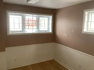 Ce local commercial offre un espace polyvalent et bien situé, parfait pour une variété d'entreprises...