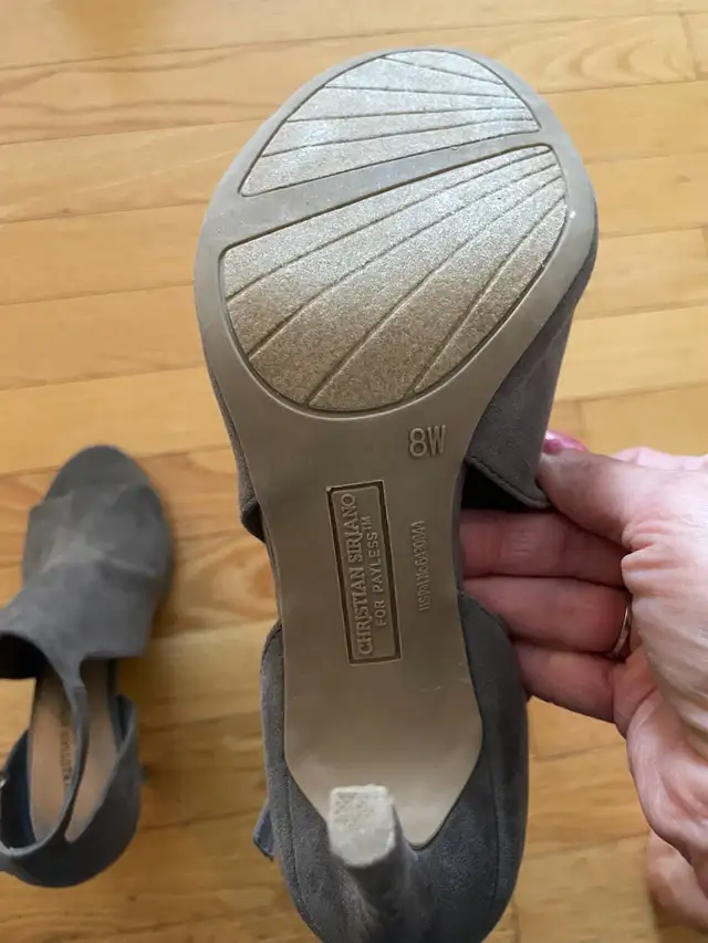 ladies size 8W heels like new in Women's - Shoes in Grande Prairie - Image 4