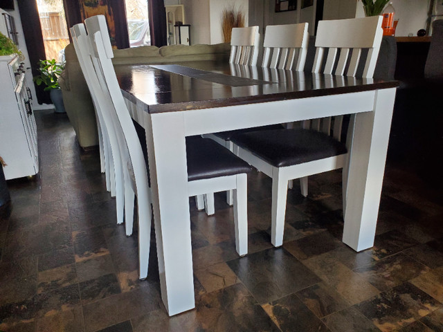 Dining Table in Dining Tables & Sets in Winnipeg