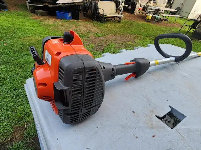 Husqvarna 122C Weedwacker Trimmer, 16" Gasoline, 0.8 HP in Outdoor Tools & Storage in Windsor Region - Image 8