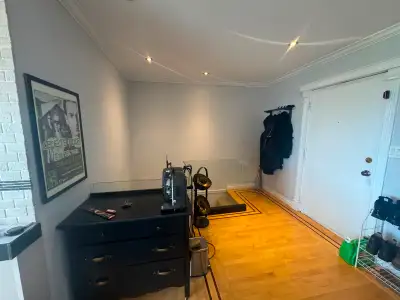 Room For Rent: 2 Bedroom, 1 Bath Townhouse in Downtown New West