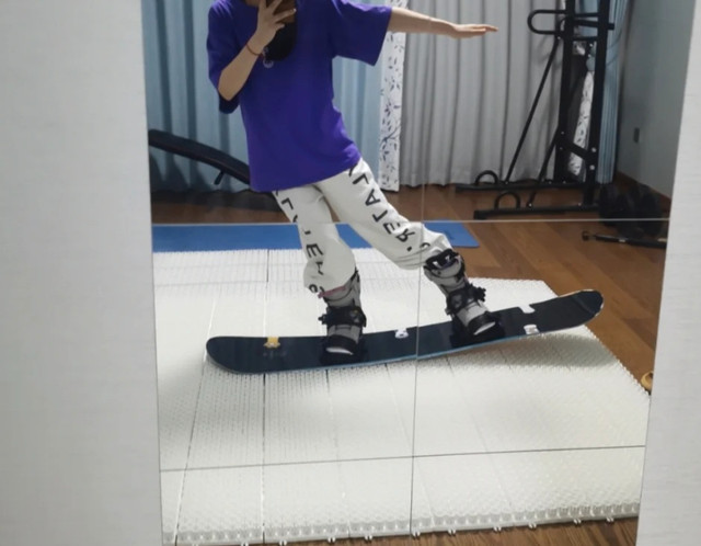 4㎡ Ski Snowboarding Imitative Snow Carpet Learn Tricks At Home in Snowboard in Longueuil / South Shore - Image 3