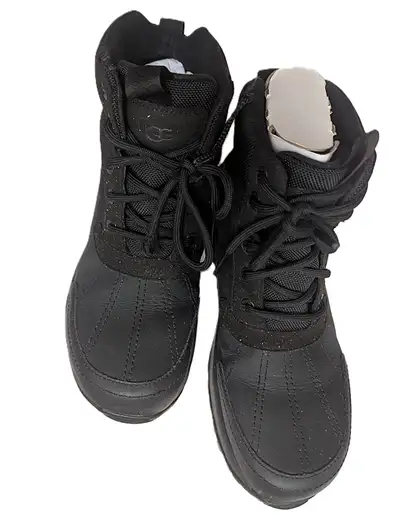 The Shoes are use one season, very good condition. Size USA 9 UK 8 EU 42 JP 27 The shipping is addit...