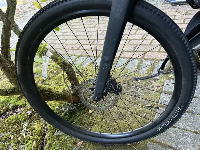 Trek Bike in Road in Vancouver - Image 4