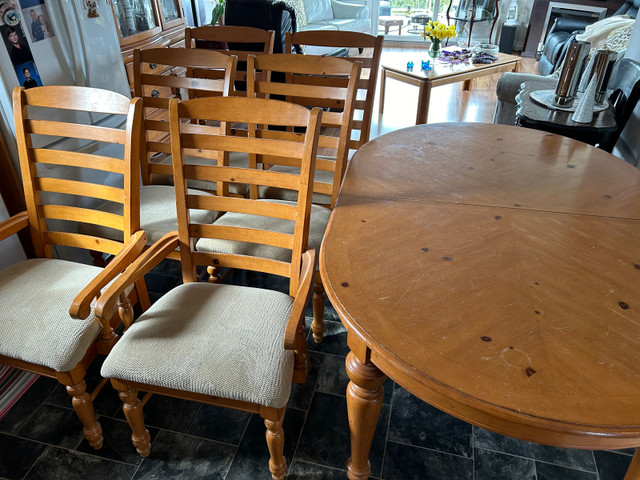 Maple DINING room table c/w 6 chairs in Dining Tables & Sets in Vernon - Image 3