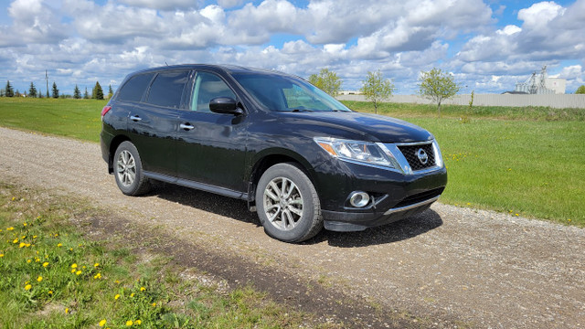 2015 Nissan Pathfinder in Cars & Trucks in Red Deer