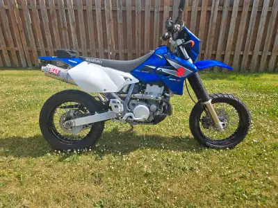 Well maintained 2006 Suzuki drz 400 Comes with a Yoshimura rs3 exhaust, a jd jet kit and a k&n filte...