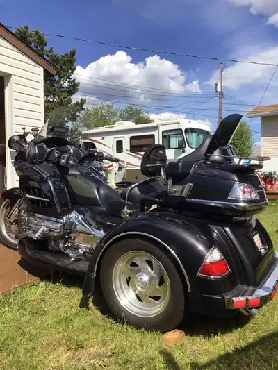 53,000 km disc brakes, coil springs, independent suspension air red! highway pegs! driver, backseat,...
