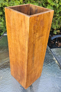 Vase rectangulaire en bois