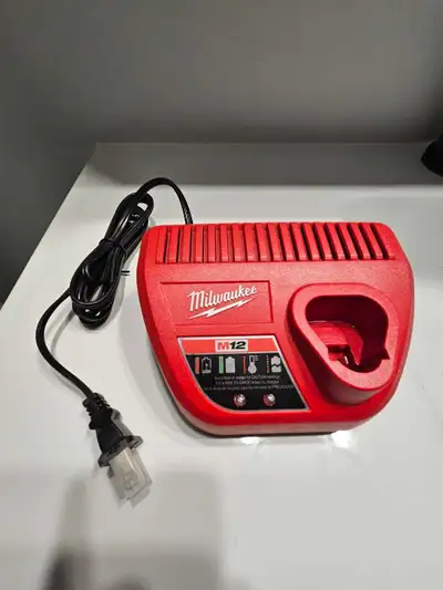 Chargeur de batterie Milwaukee M12 (12V) -  neuf, View more
