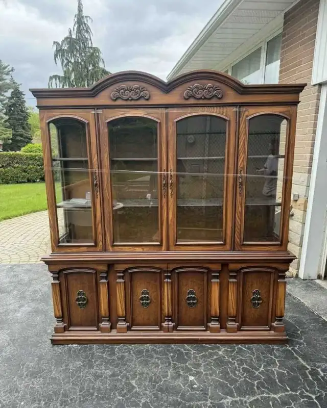 Solid wood antique credenza / wall unit MUST GO in Hutches & Display Cabinets in Mississauga / Peel Region - Image 2