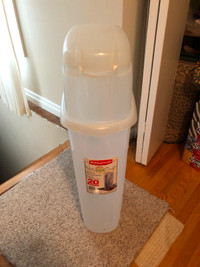 Rubbermaid Wrapping Paper Holder, Good Condition, 33T, Holds Up To (20)  30 Rolls Auction