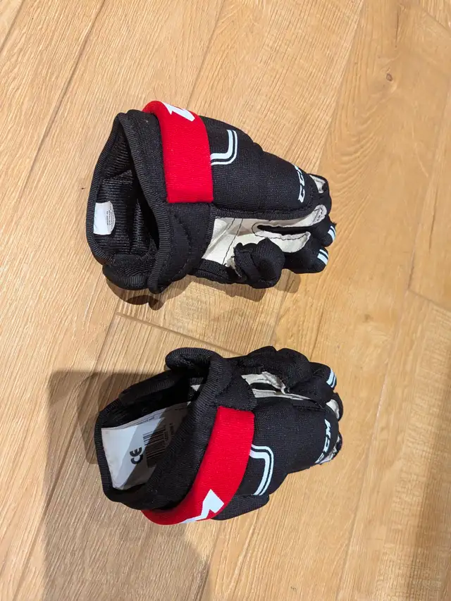 CCM kids hockey gloves (age 4-5 ) in Hockey in Markham / York Region - Image 4