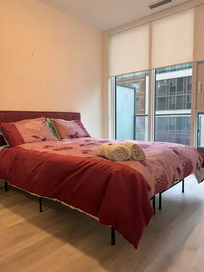 Private Master Bedroom in Downtown Toronto - All-Inclusive