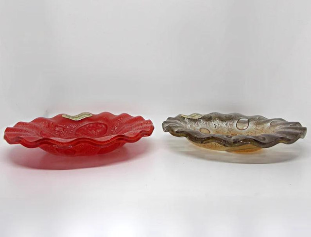 TWO Vtg Marion Emery Frilled Edge Art Glass Plates Caledonia On in Arts & Collectibles in St. Catharines - Image 3