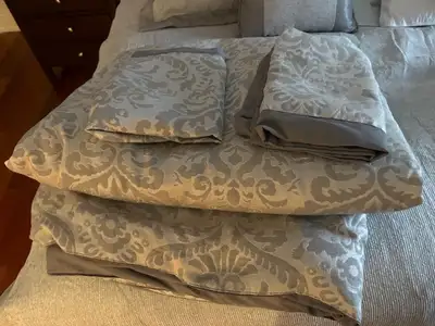 Queen Comforter with 2 pillow shams, View more