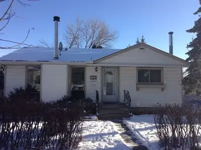 2 BEDROOM MAIN FLOOR HOUSE IN HIGHWOOD