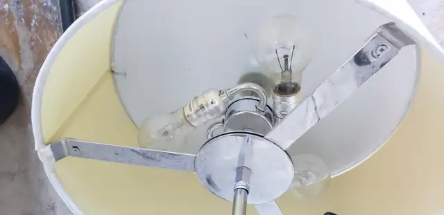 Chandelier 3 bulbs in Indoor Lighting & Fans in City of Toronto - Image 4