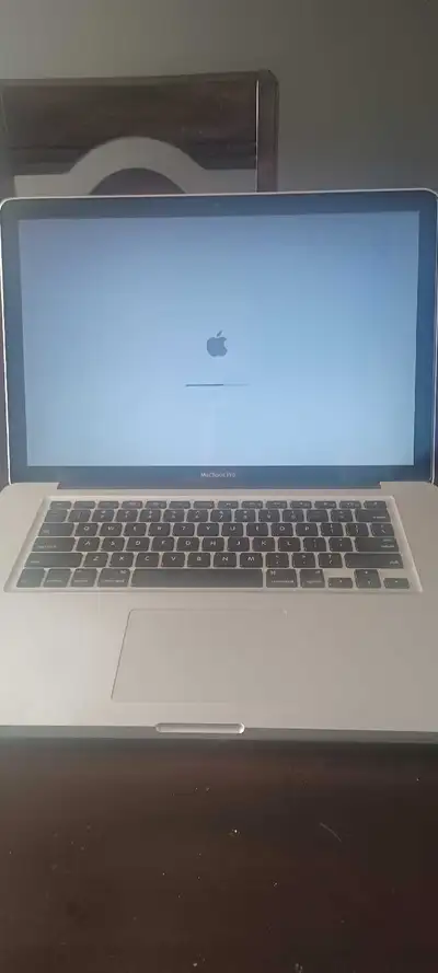 MacBook pro early 2011 I7 15 pouces Ssd Marche bien Peux Montrer video du laptop en Marche