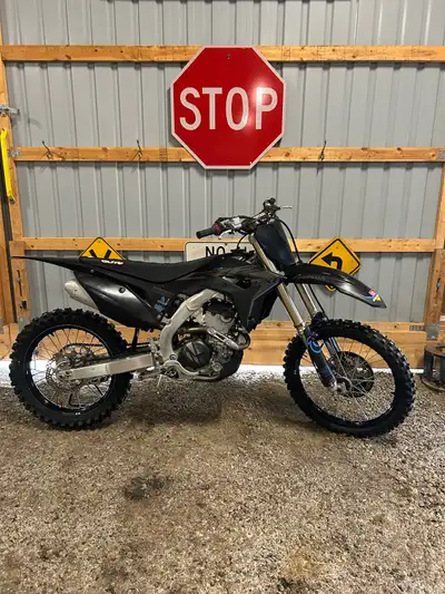 LOW HOURS 2021 CRF250R HONDA Bike is in excellent condition, runs great. Comes with original Red pla...