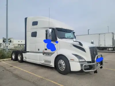 Volvo VNL 760 white truck well maintained 1124294 KM driven 1850 torque 455 HP D13 motor I shift tra...