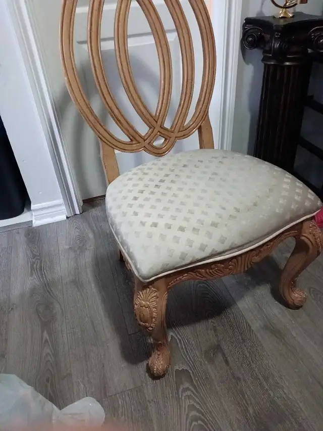 dining table with 6 chairs solid wood in Dining Tables & Sets in Mississauga / Peel Region - Image 3