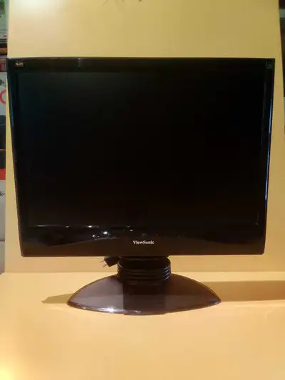 Je vends un moniteur ViewSonic 19 pouces en bon état, parfait pour une utilisation quotidienne ou co...