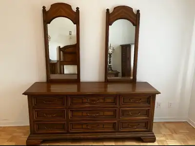 Ensemble  chambre à coucher en Pecan ( rare), View more