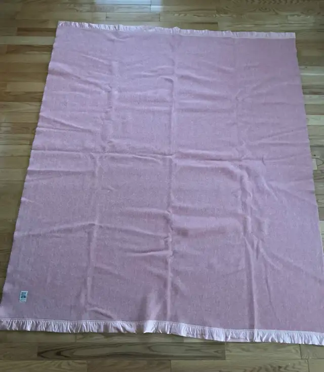 Vintage Kenwood Dusty Rose 100% Wool Blanket in Bedding in Ottawa - Image 5