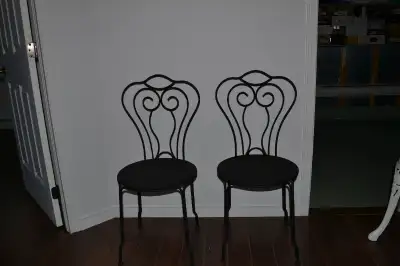 chaise en fer noir 2 a vendre 10$ chacune si intéresser contacter par téléphone au 418-837-4992.