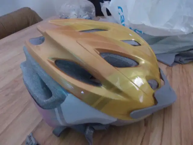 ADULT BIKE HELMET in Kids in Hamilton - Image 2