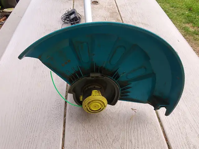Yardworks 20 V Cordless Telescopic GrassTrimmer Edger Weedwacker in Lawnmowers & Leaf Blowers in Windsor Region - Image 4