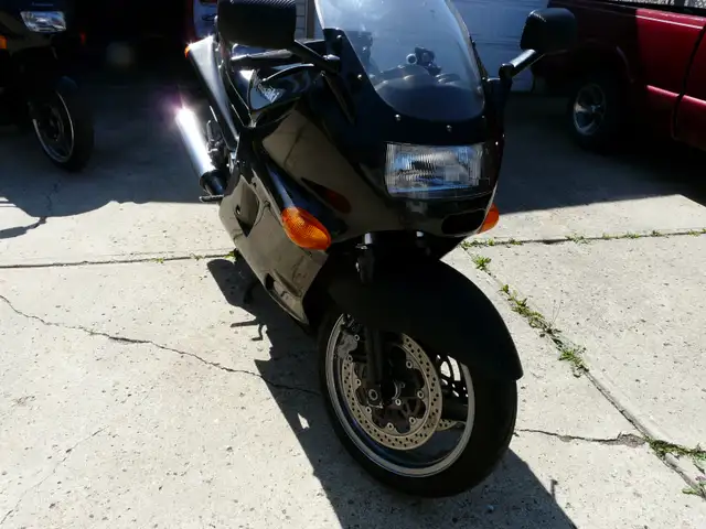 1990 Kawasaki ZX-11 Ninja in Sport Bikes in Edmonton - Image 6