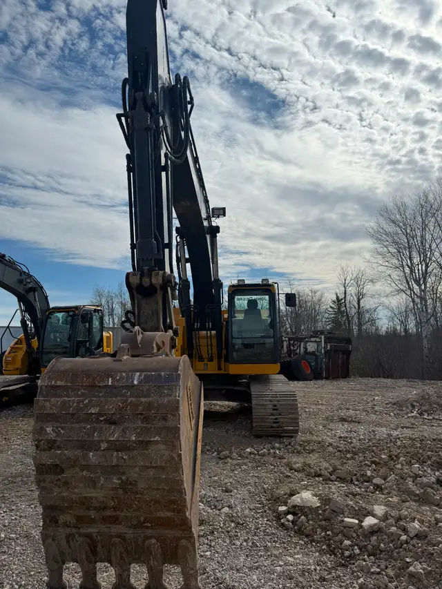 2018 John Deere 245G Excavator in Heavy Equipment in Peterborough - Image 3