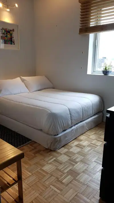 Private Room for rent/ Chambre à louer.  Metro Berri UQAM