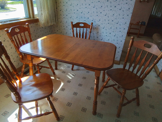 COLONIAL MAPLE TABLE AND CHAIRS in Dining Tables & Sets in St. Catharines - Image 3