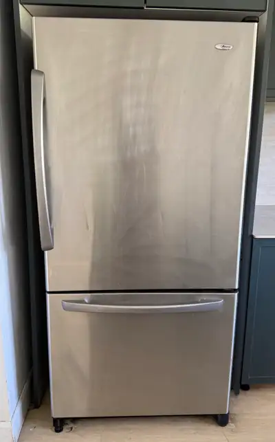 Frigidaire Amana modèle ABB2227DES Bon état général Largeur : 33 Profondeur: 30 Hauteur 70 (avec cha...