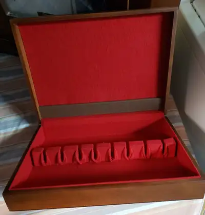 GUC. Wooden cutlery box, lined in soft red material. Few scratches on the top - see photo.