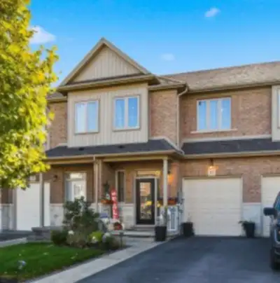 Stunning 3 bedroom, 3 washrooms Townhouse, Huge space, plus finished basement included (Basement NOT...