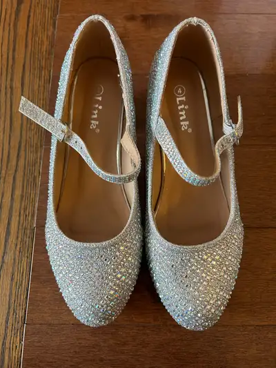 Girls size 4 sparkly silver dress shoe with heel , View more