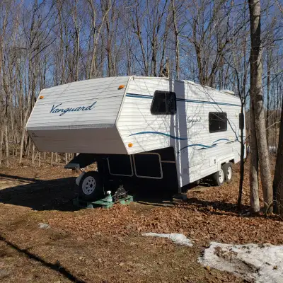 This 5th Wheel is in very nice condition, always taken care of. Front bed room with a Queen bed. Liv...