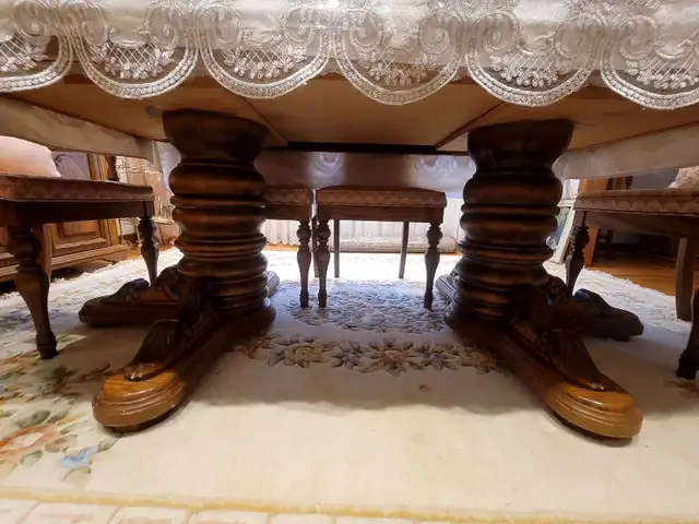 Vintage Solid Wood Dining Room Set with Matching China Cabinet in Dining Tables & Sets in City of Toronto - Image 7