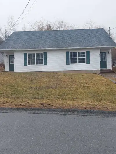This Duplex is bright and very spacious and is located in the Heart of The Valley. Fridge, stove,dis...