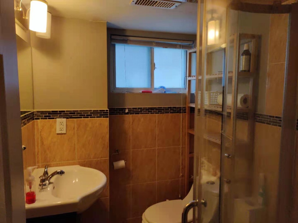 Cozy 2Bedroom Basement Apt in Beach with separate entrance 3